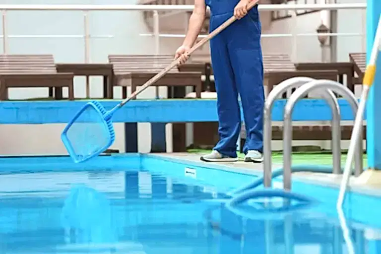 تنظيف مسابح