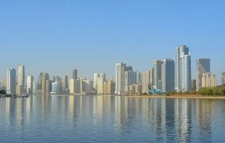 عاملات تنظيف بالساعة في الشارقة